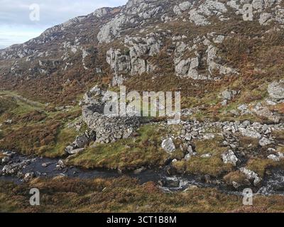 Alltanabradhan Mill, une ruine de l'ère Clearances dans les Highlands écossais près d'Achmelvich sur la NC500. Les murs de pierre et les vieilles meules sont encore éparpillés. Banque D'Images