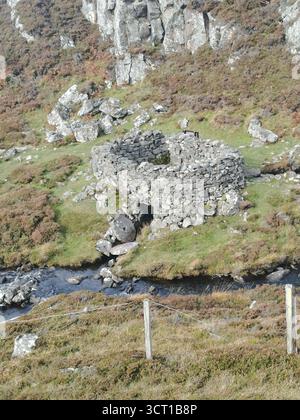 Alltanabradhan Mill, une ruine de l'ère Clearances dans les Highlands écossais près d'Achmelvich sur la NC500. Les murs de pierre et les vieilles meules sont encore éparpillés. Banque D'Images