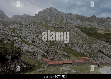 Vieilles cabanes de bergers à Invernales de Texu, Picos de Europa National Park, Sotres, Cabrales, Asturies, Espagne Banque D'Images