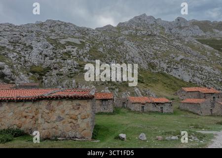 Vieilles cabanes de bergers à Invernales de Texu, Picos de Europa National Park, Sotres, Cabrales, Asturies, Espagne Banque D'Images