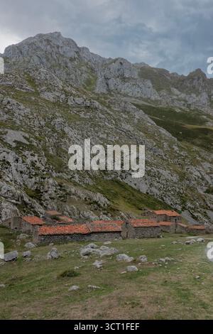 Vieilles cabanes de bergers à Invernales de Texu, Picos de Europa National Park, Sotres, Cabrales, Asturies, Espagne Banque D'Images