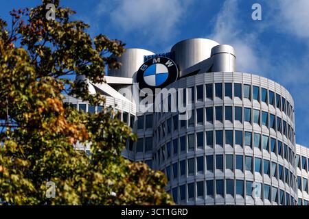 02 octobre 2025, Bavière, Munich : le logo de la marque BMW est visible le 2 octobre 2025 sur le quatre cylindres BMW (également connu sous le nom de BMW Tower et BMW Tower), le principal bâtiment administratif et emblème du constructeur automobile BMW à Munich (Bavière). Bayerische Motoren Werke Aktiengesellschaft (BMW Group) est une marque déposée pour automobiles du constructeur automobile allemand BMW, basé à Munich. La marque du fabricant d'automobiles et de motos répertorié montre les couleurs de l'État libre de Bavière blanc et bleu avec ses quarts de cercles. (Symbole image, symbole ph Banque D'Images
