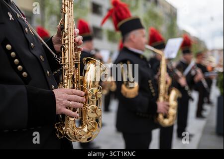 Détail de flûte avec les mains de l'homme dans l'orchestre minier de fond. Banque D'Images