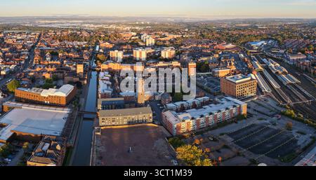 Vue aérienne au lever du soleil de Chester, Angleterre, Royaume-Uni, en se concentrant sur la gare de Chester avec ses longues plates-formes, trains et voies. Banque D'Images