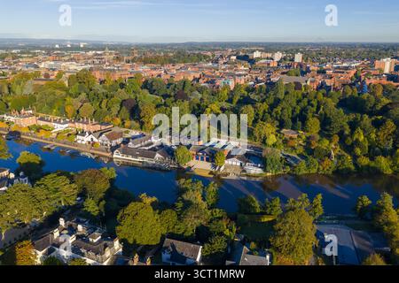 Image aérienne de la rivière Chester avec des maisons historiques, de la verdure et de la rivière Dee. Banque D'Images
