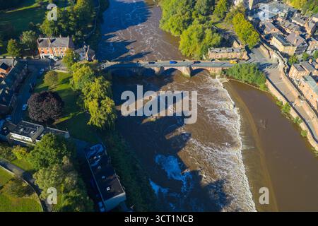 Vue aérienne de haut en bas du pont Old Dee de Chester traversant la rivière Dee près du barrage de Chester. Banque D'Images