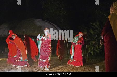 Kodava femme en robe traditionnelle dansant dans la soirée, Coorg, Karnataka, Inde Banque D'Images