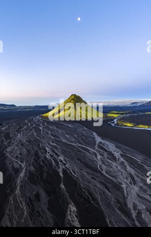 Montagne couverte de mousse Maelifell, Maelifell, derrière le glacier Myrdalsjoekull, Highlands islandais, Islande Banque D'Images