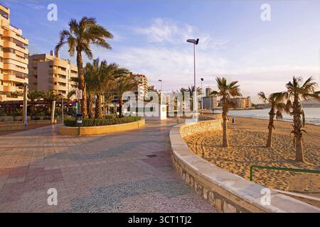 Playa la Fossa-Levante, gratte-ciel, hôtels, Méditerranée, baie, Skyline, Calpe, Alicante, Espagne Banque D'Images