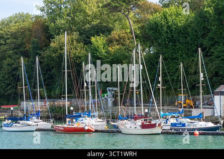 Hope Street, Weymouth, Royaume-Uni - 5 septembre 2025 : voiliers amarrés dans le port de Weymouth. Banque D'Images