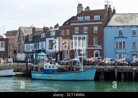 Trinity Road, Weymouth, Royaume-Uni - 5 septembre 2025 : bateau de pêche amarré dans le port de Weymouth. Banque D'Images