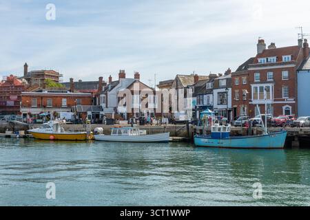 Trinity Road, Weymouth, Royaume-Uni - 5 septembre 2025 : bateaux de pêche amarrés dans le port de Weymouth. Banque D'Images