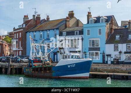 Trinity Road, Weymouth, Royaume-Uni - 5 septembre 2025 : bateau de pêche amarré dans le port de Weymouth. Banque D'Images