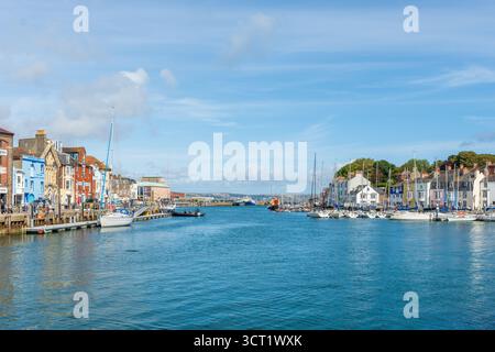 Weymouth, Royaume-Uni - 5 septembre 2025 : vue vers l'entrée du port de Weymouth. Banque D'Images