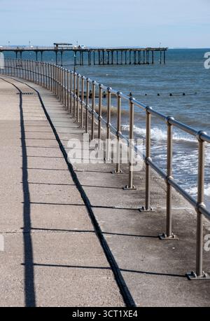 Le Grand Pier dans la ville de Teignmouth, dans le Devon, en Angleterre par un jour ensoleillé d'automne. Banque D'Images