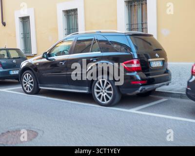 Canneto sul Oglio, Italie 22 septembre 2025 2009 Mercedes Benz ML 450 CDI 4Matic W164 SUV de couleur noire, avec un moteur V8 mesurant 3996 cm, Euro 5 Banque D'Images