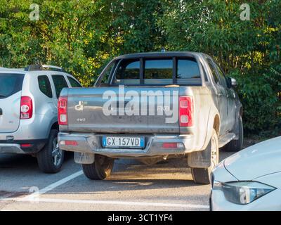 Canneto sul Oglio, Italie 22 septembre 2025 Urban asphalt est la place de stationnement pour un DR PK8 4X4 moderne, un pick-up gris foncé avec un permis italien pl Banque D'Images