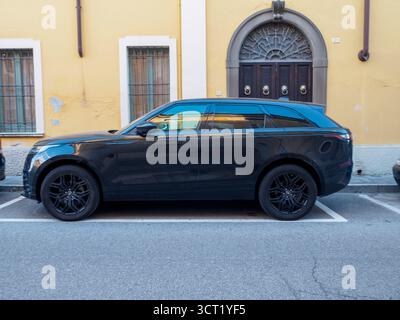 Canneto sul Oglio, Italie 22 septembre 2025 élégant Range Rover Velar D240 SUV noir de 2020, propulsé par un moteur diesel Euro 6, peut être vu stationné o Banque D'Images