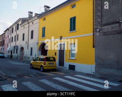 Canneto sul Oglio, Italie 22 septembre 2025 Fiat Panda 1,2 8v émotion de 2005 dans une teinte jaune vibrante, fonctionnant à l'essence avec des émissions Euro 4, par Banque D'Images