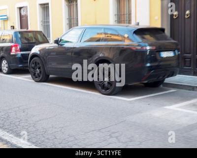 Canneto sul Oglio, Italie 22 septembre 2025 élégant 2017 Range Rover Velar 2,0 D180 R Dynamic S en couleur noire, équipé de la technologie diesel Euro 6, Banque D'Images
