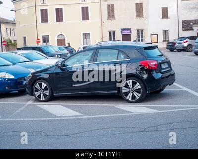 Canneto sul Oglio, Italie 22 septembre 2025 élégant Noir Mercedes Benz A Class W176 est vu dans un parking urbain animé, un symbole parfait de personne Banque D'Images