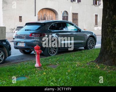 Canneto sul Oglio, Italie 22 septembre 2025 2017 Porsche Macan S 95B diesel SUV est garé en couleur usine gris volcan métallique, situé juste après Banque D'Images