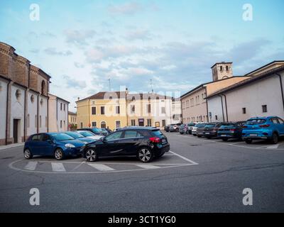 Canneto sul Oglio, Italie 22 septembre 2025 Fiat Grande Punto et Mercedes Benz classe A stationnées dans une charmante rue de ville européenne, flanquant historique Banque D'Images