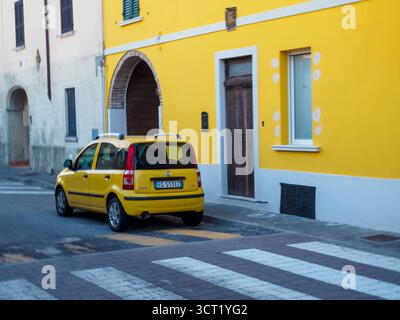 Canneto sul Oglio, Italie 22 septembre 2025 jaune vif Fiat Panda de la série 2003 2012, équipée d'un moteur Dualogic 1,2 FIRE 60HP et eu Banque D'Images