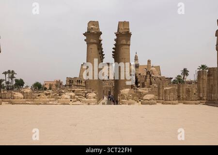 Les bâtiments et les colonnes de mégalithes de l'Égypte ancienne. Les ruines antiques d'édifices égyptiens Banque D'Images