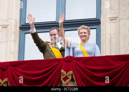 Guillaume, Grand-Duc de Luxembourg et Duchesse Stéphanie sur le balcon du Palais grand-ducal, Henri a abdiqué le trône, célébration du Banque D'Images