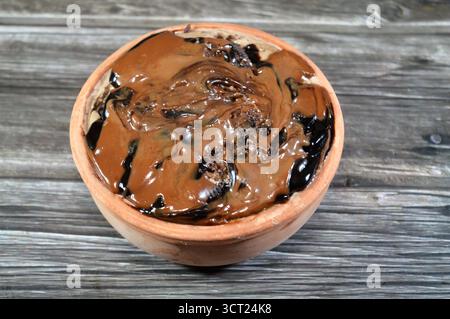 Biscuit sandwich crémeux avec gâteau, surmonté de pâte de chocolat et superposé avec gâteau, un aliment préparé doux avec des couches de crème fouettée, biscuits, gâteau, Banque D'Images