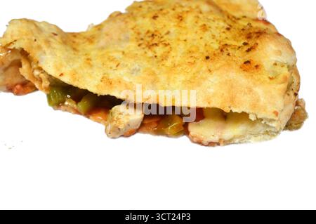 Tranche du sandwich Pizza rempli de poulet avec des morceaux de tomate, poivre, olive, fromage mozzarella, sauce tomate dans un sandwich Banque D'Images