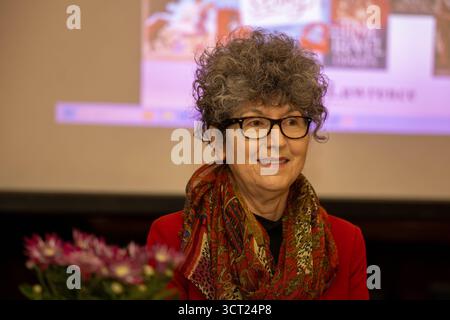 Brentwod Essex 04 Oct 2025 Caroline Lawrence auteur de fiction et de non-fiction pour enfants anglais-américain, mieux connu pour les mystères romains, conférencière invitée à la journée annuelle des écrivains du cercle des écrivains de Brentwood, Brentwood Essex crédit : Ian Davidson/Alamy Live News Banque D'Images