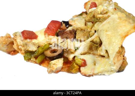 Tranche du sandwich Pizza rempli de poulet avec des morceaux de tomate, poivre, olive, fromage mozzarella, sauce tomate dans un sandwich Banque D'Images