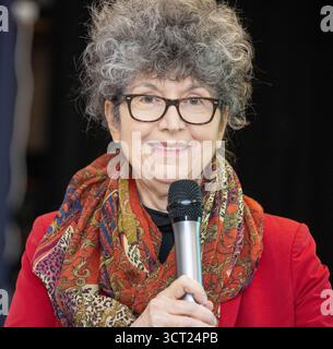 Brentwod Essex 04 Oct 2025 Caroline Lawrence auteur de fiction et de non-fiction pour enfants anglais-américain, mieux connu pour les mystères romains, conférencière invitée à la journée annuelle des écrivains du cercle des écrivains de Brentwood, Brentwood Essex crédit : Ian Davidson/Alamy Live News Banque D'Images