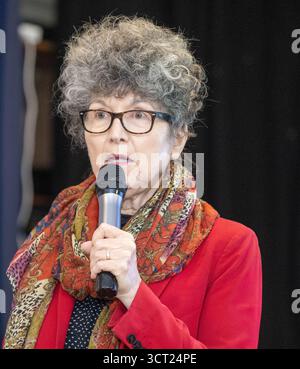 Brentwod Essex 04 Oct 2025 Caroline Lawrence auteur de fiction et de non-fiction pour enfants anglais-américain, mieux connu pour les mystères romains, conférencière invitée à la journée annuelle des écrivains du cercle des écrivains de Brentwood, Brentwood Essex crédit : Ian Davidson/Alamy Live News Banque D'Images