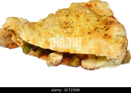 Tranche du sandwich Pizza rempli de poulet avec des morceaux de tomate, poivre, olive, fromage mozzarella, sauce tomate dans un sandwich Banque D'Images