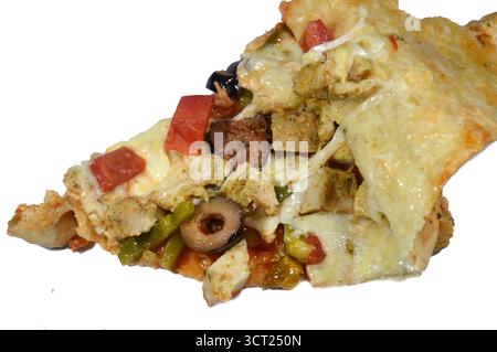 Tranche du sandwich Pizza rempli de poulet avec des morceaux de tomate, poivre, olive, fromage mozzarella, sauce tomate dans un sandwich Banque D'Images