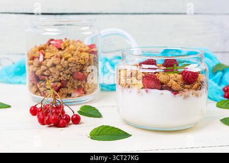 Yaourt avec granola et baies. Petit déjeuner sain. Muesli, avoine et yaourt Banque D'Images
