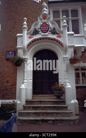 Royaume-Uni. Angleterre. Dorset. Lyme Regis. La porte d'entrée du Guildhall. Banque D'Images