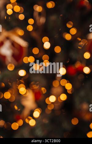 Fond défocalisé abstrait doré de guirlande de Noël scintillante, carte postale festive d'hiver du nouvel an Banque D'Images