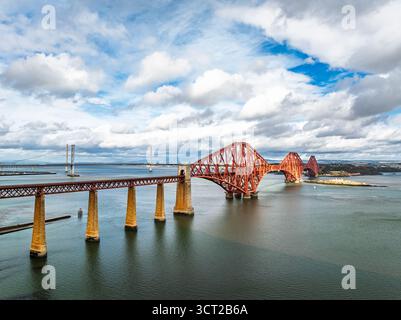 Forth Bridge depuis un drone, Queensferry Crossing, Forth Estuary, Écosse, Royaume-Uni Banque D'Images
