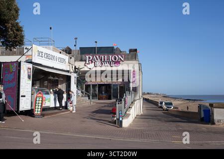 Vue sur le Pavilion Bowl et un kiosque de crème glacée à Clacton sur mer dans l'Essex au Royaume-Uni Banque D'Images
