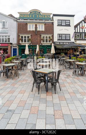 Tables et chaises vides à l'extérieur d'un pub Banque D'Images