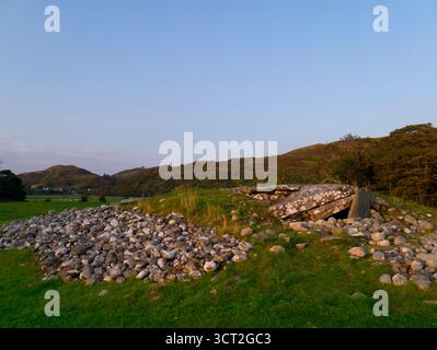 Lumière du soir d'été sur Nether Largie South Cairn, Kilmartin Glen Banque D'Images