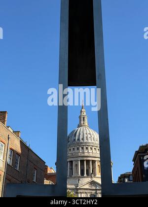 Dôme de la cathédrale Saint-Paul encadré par des sculptures sur Peter's Hill dans la ville de Londres Banque D'Images