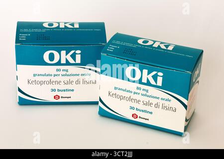 OKI 80 mg solution buvable granulés, sel de kétoprofène lysine, produit par Dompé Farmaceutici. Médicament anti-inflammatoire utilisé pour soulager la douleur et l'inflammation Banque D'Images