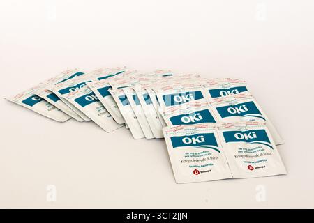 OKI 80 mg solution buvable granulés, sel de kétoprofène lysine, produit par Dompé Farmaceutici. Médicament anti-inflammatoire utilisé pour soulager la douleur et l'inflammation Banque D'Images