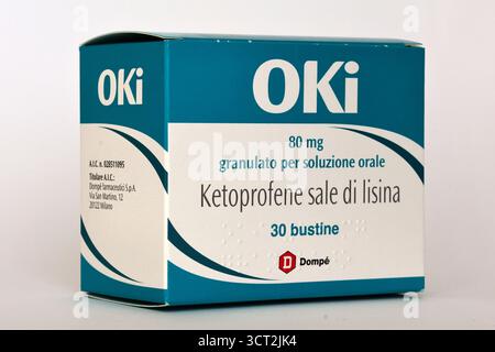 OKI 80 mg solution buvable granulés, sel de kétoprofène lysine, produit par Dompé Farmaceutici. Médicament anti-inflammatoire utilisé pour soulager la douleur et l'inflammation Banque D'Images