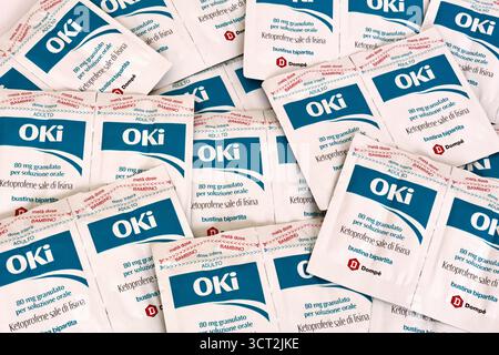 OKI 80 mg solution buvable granulés, sel de kétoprofène lysine, produit par Dompé Farmaceutici. Médicament anti-inflammatoire utilisé pour soulager la douleur et l'inflammation Banque D'Images